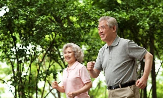 开yun体育官网入口登录app 老人练深蹲怕伤膝盖改个姿势就行_1162