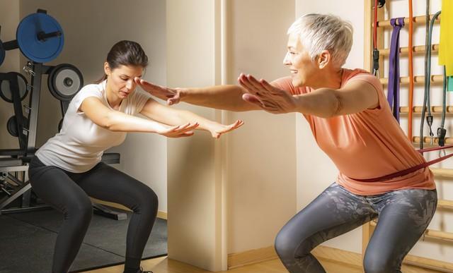 老人膝盖友好运动_股四头肌训练椅_深蹲替代动作