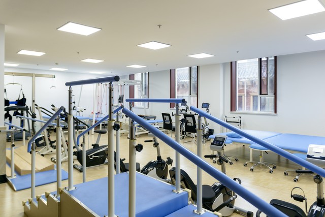 术后膝关节功能恢复训练_股四头肌训练椅_膝关节损伤康复训练