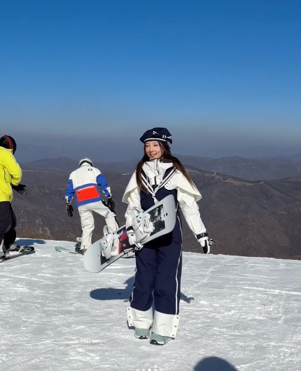 开yun体育app官方下载入口 43岁李小璐彻底放飞了，穿水手特制服滑雪，给路人抛飞吻又甜又纯