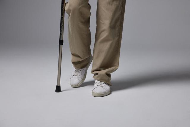 人工髋关节置换术出院护理_髋关节训练椅_髋关节置换术后康复训练