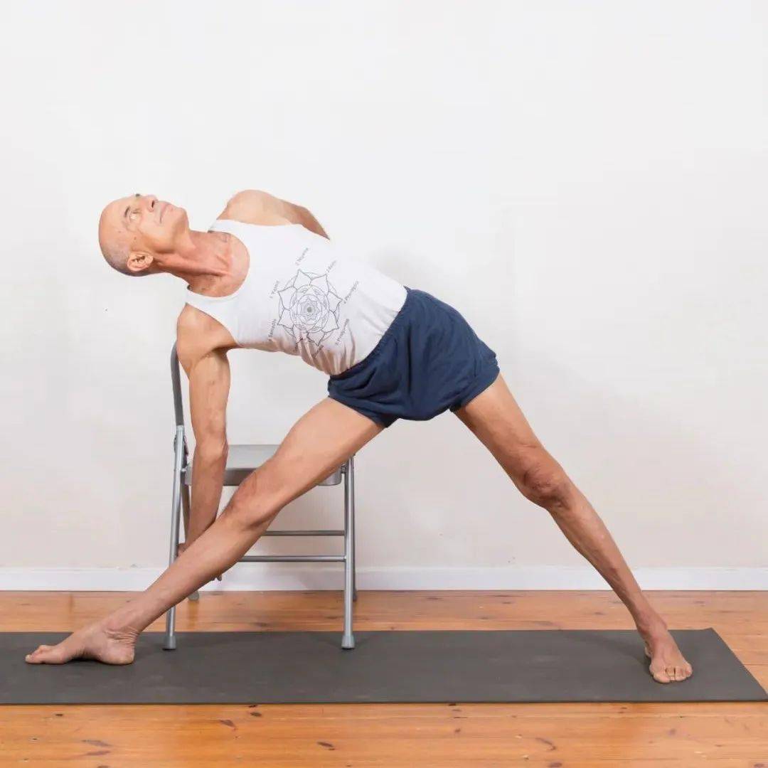 开yunapp体育官网入口下载手机版 这是你没见过的花式练习，一把椅子就能搞定