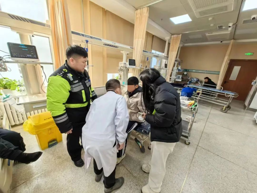 佳木斯爆炸视频_佳木斯交警护送炸伤少年_过年熊孩子燃放烟花爆竹意外