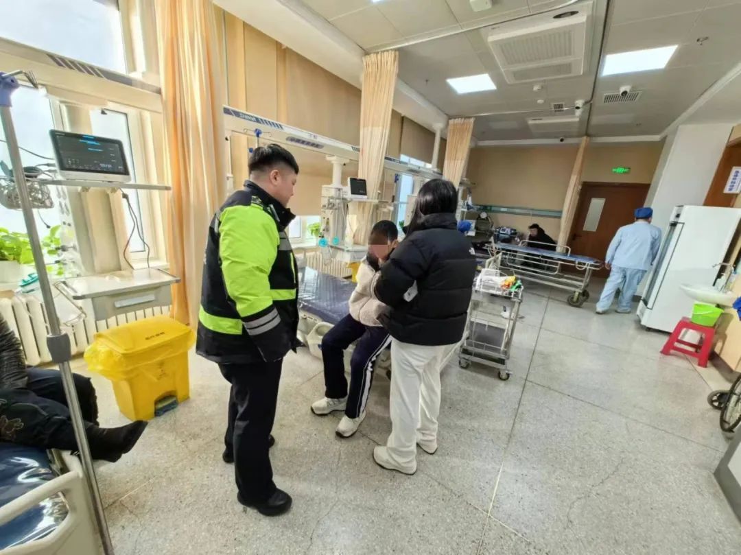 佳木斯交警护送炸伤少年_过年熊孩子燃放烟花爆竹意外_佳木斯爆炸视频