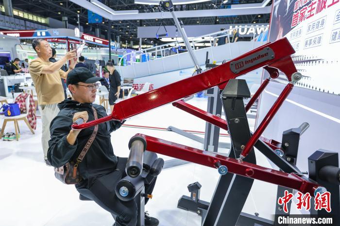 海南海口消博会 智能健身设备体验 _综合训练器 健身_ 消博会儿童平衡车体验 