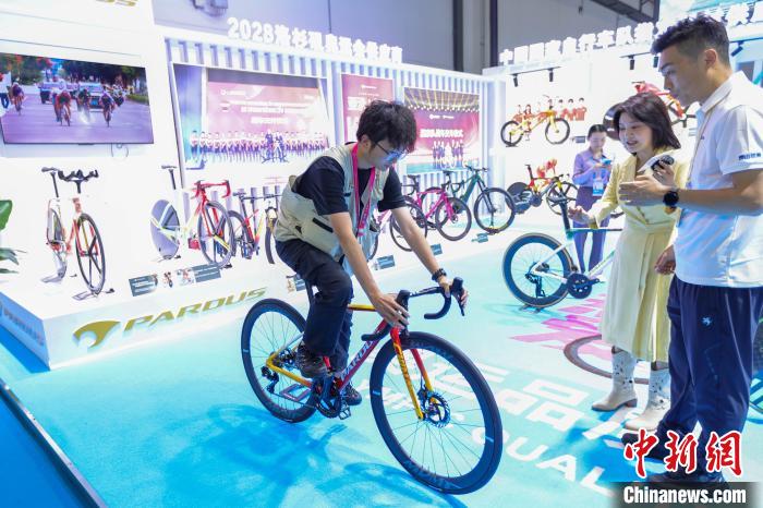 海南海口消博会 智能健身设备体验 _ 消博会儿童平衡车体验 _综合训练器 健身