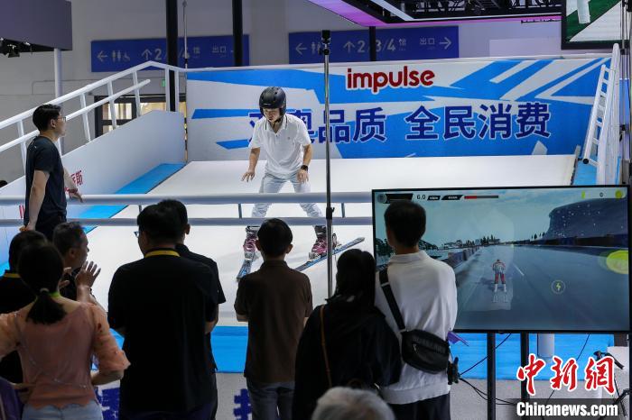 综合训练器 健身_ 消博会儿童平衡车体验 _海南海口消博会 智能健身设备体验 