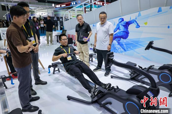 综合训练器 健身_ 消博会儿童平衡车体验 _海南海口消博会 智能健身设备体验 