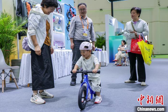 海南海口消博会 智能健身设备体验 _ 消博会儿童平衡车体验 _综合训练器 健身