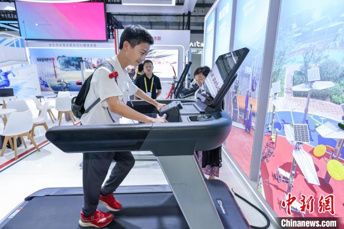  消博会儿童平衡车体验 _海南海口消博会 智能健身设备体验 _综合训练器 健身
