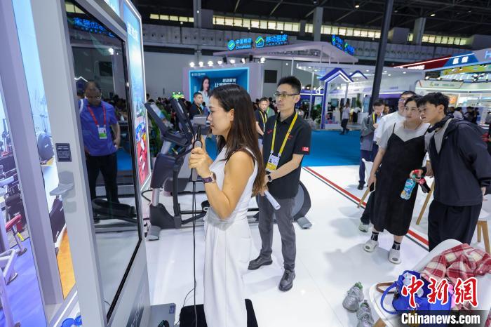 综合训练器 健身_海南海口消博会 智能健身设备体验 _ 消博会儿童平衡车体验 