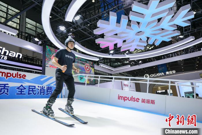 综合训练器 健身_ 消博会儿童平衡车体验 _海南海口消博会 智能健身设备体验 