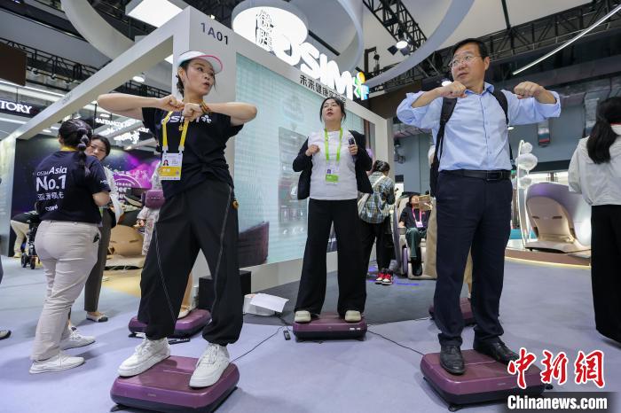 综合训练器 健身_海南海口消博会 智能健身设备体验 _ 消博会儿童平衡车体验 