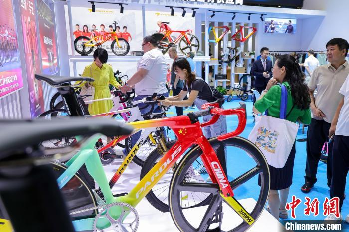  消博会儿童平衡车体验 _综合训练器 健身_海南海口消博会 智能健身设备体验 