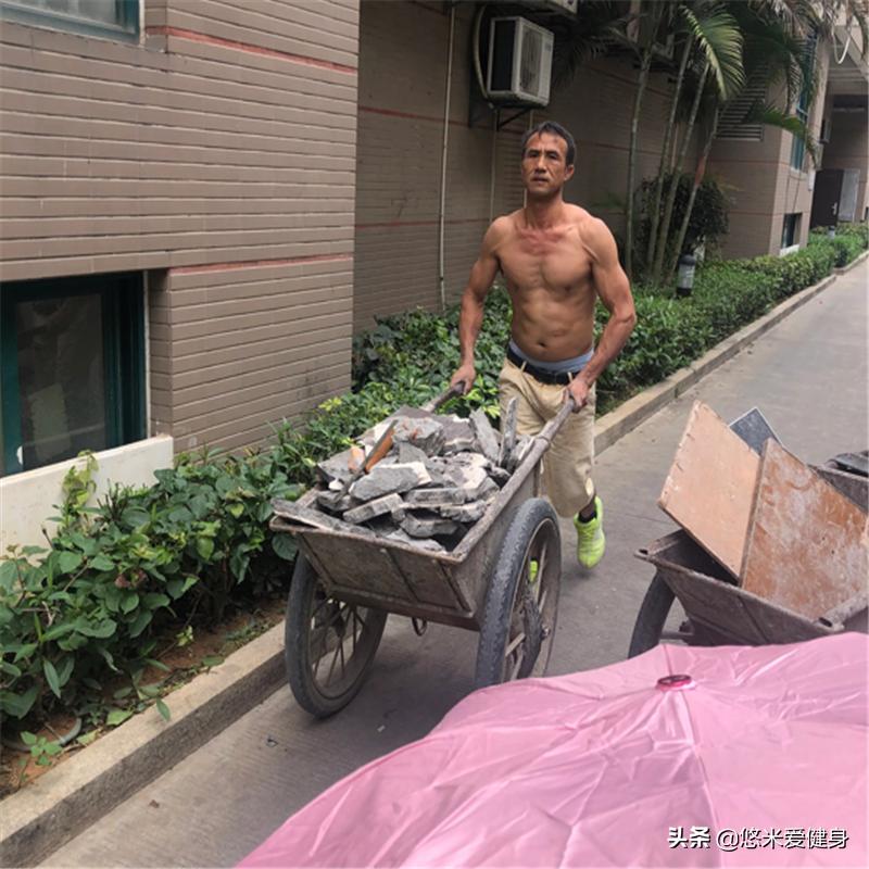 健身房训练与搬砖工肌肉对比_健身要带手套吗_搬砖工肌肉量少原因分析