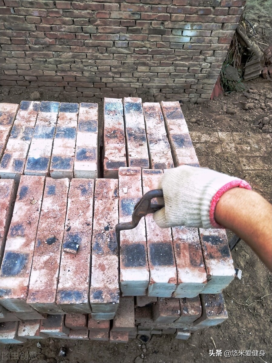搬砖工肌肉量少原因分析_健身要带手套吗_健身房训练与搬砖工肌肉对比