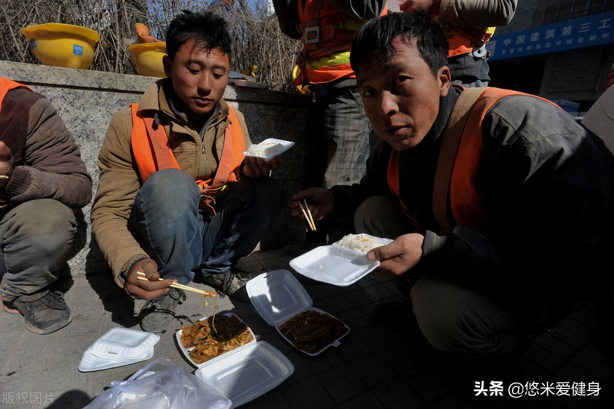 健身房训练与搬砖工肌肉对比_搬砖工肌肉量少原因分析_健身要带手套吗