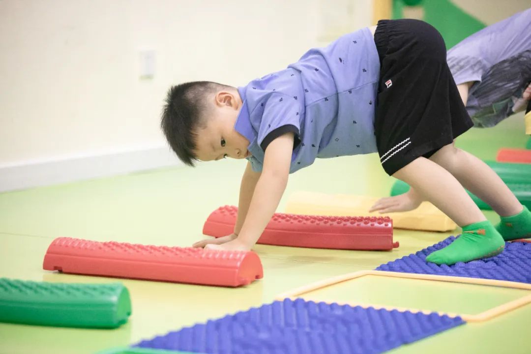 感统训练单腿椅_感统训练坐独角椅_感统课独脚凳的目的