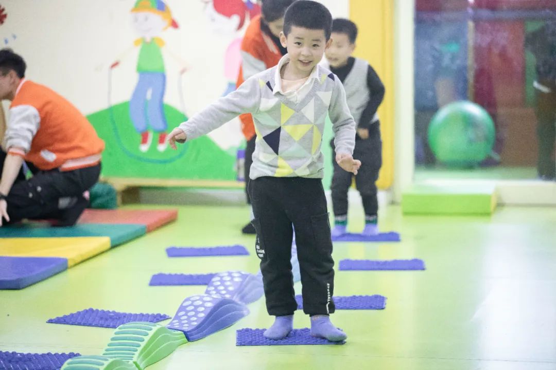 感统课独脚凳的目的_感统训练单腿椅_感统训练坐独角椅