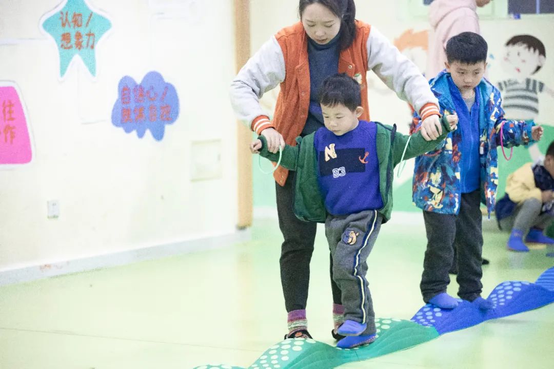 感统训练单腿椅_感统课独脚凳的目的_感统训练坐独角椅