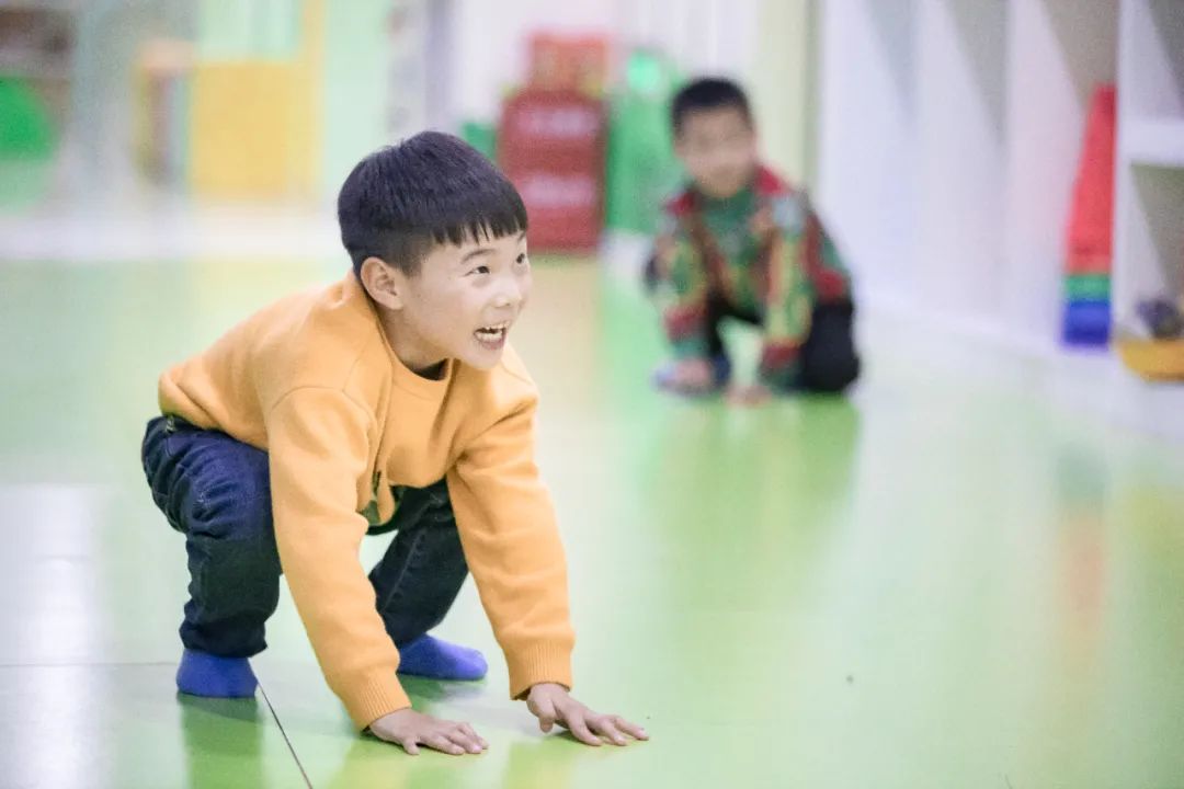 感统训练单腿椅_感统训练坐独角椅_感统课独脚凳的目的