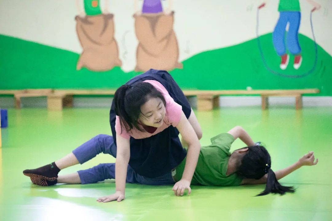 感统训练坐独角椅_感统训练单腿椅_感统课独脚凳的目的