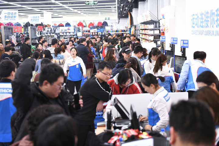 开yunapp体育官网入口下载手机版 火爆！迪卡侬再开旗舰店，11小时2万多人进店