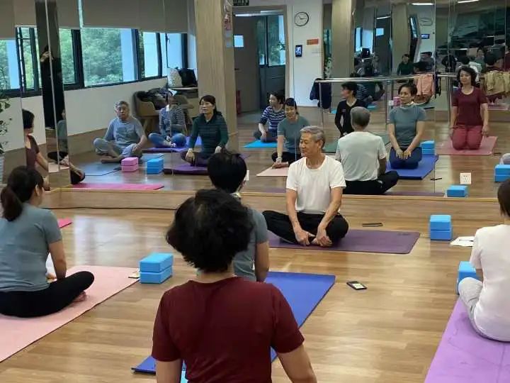 开yun体育app官方下载入口 服气！78岁还能做瑜伽，杭州这位爷爷火了，状态好到让人羡慕