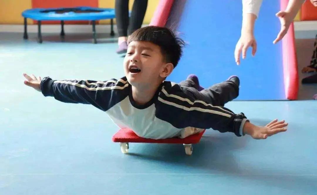 椅子体能训练_感统训练单脚站立_感统训练单腿椅