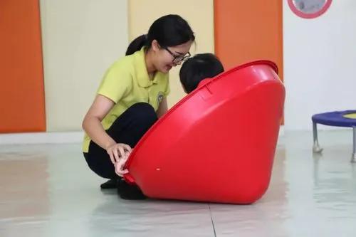 感统训练单脚站立_椅子体能训练_感统训练单腿椅