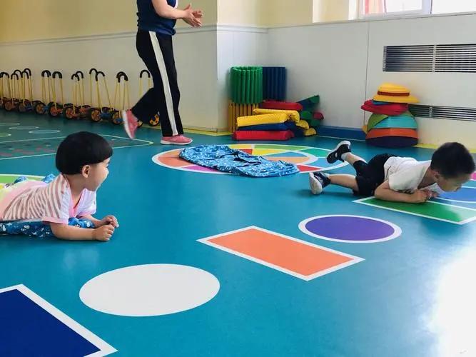 椅子体能训练_感统训练单脚站立_感统训练单腿椅