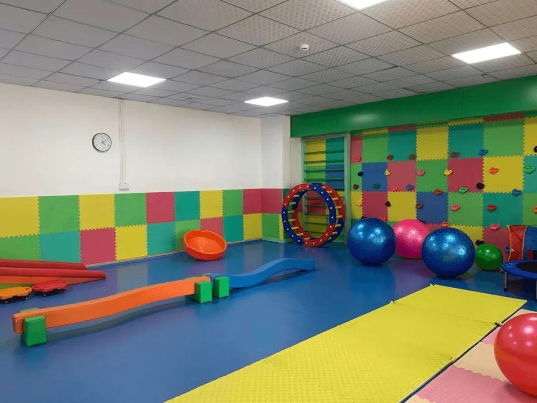 椅子体能训练_感统训练单腿椅_感统训练单脚站立