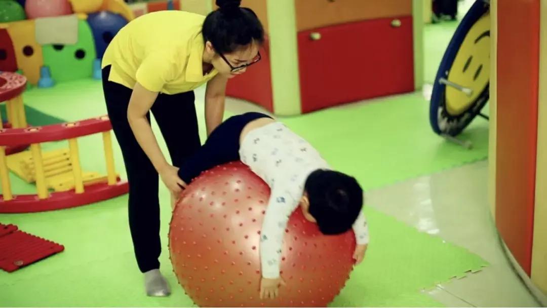 椅子体能训练_感统训练单脚站立_感统训练单腿椅