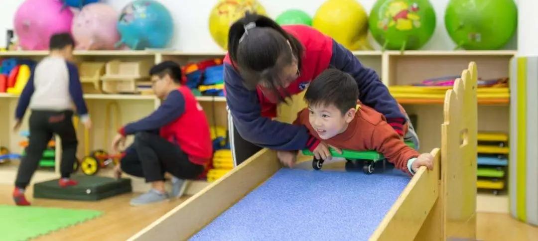 椅子体能训练_感统训练单脚站立_感统训练单腿椅