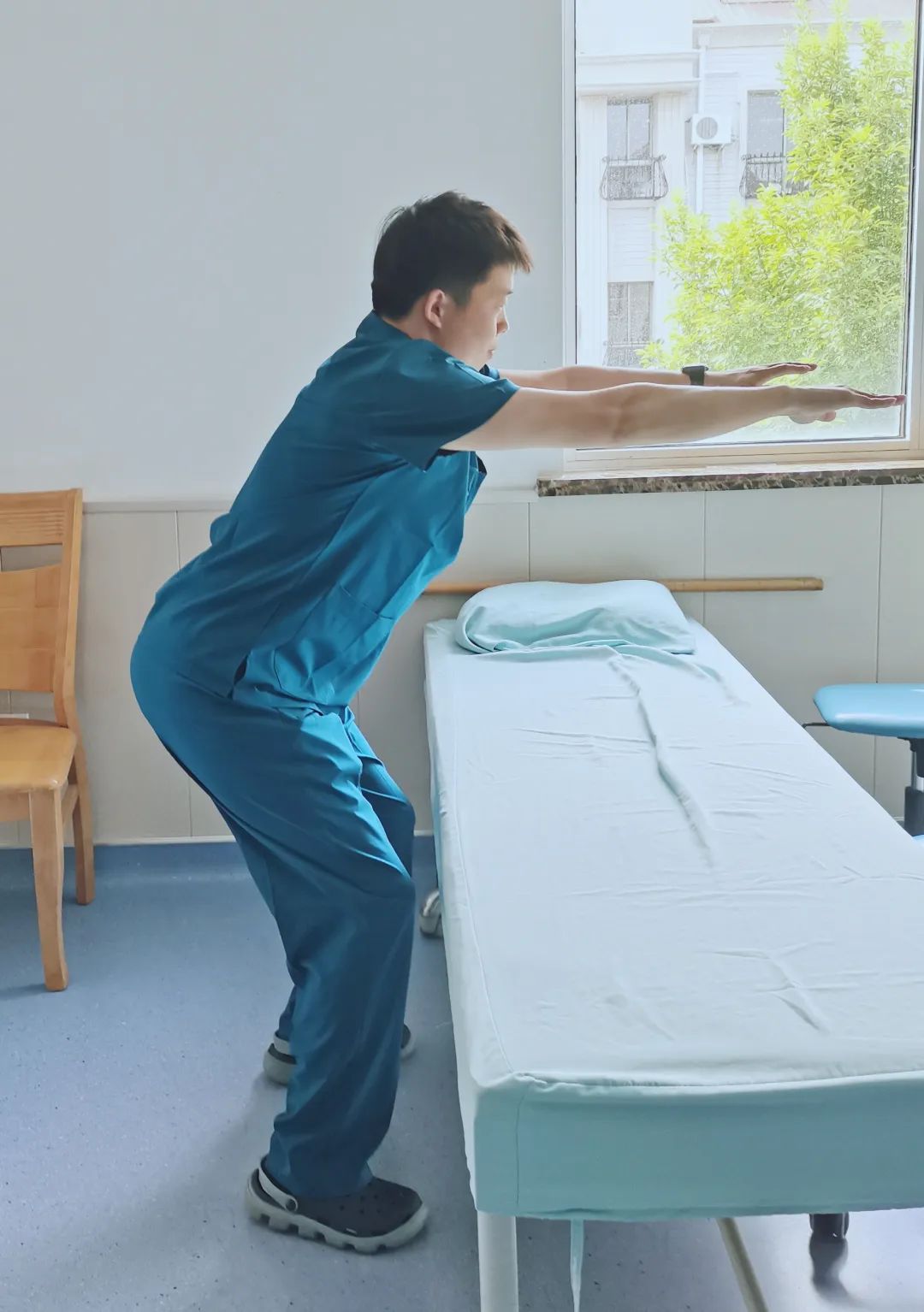 髋关节铰链运动正确姿势_髋关节铰链运动预防腰椎间盘突出_髋关节训练椅