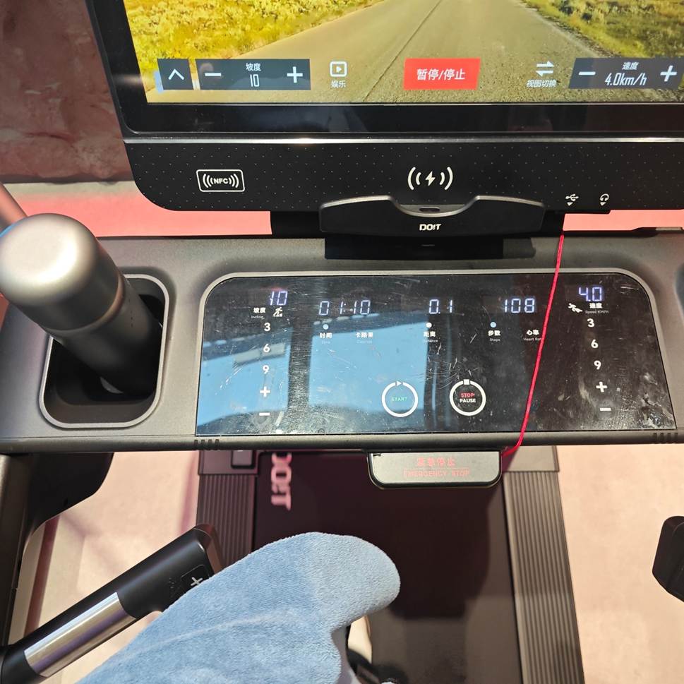 健身手套要贴紧还是松_健身房办卡避坑指南_健身小白如何在家锻炼