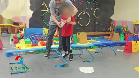 感统训练游戏课题:行走平衡板运小球跳组合-训练孩子的身体平衡控制、动作模仿、专注力、手脚协调等方面,加强身体平衡控制能力、动作计划能力、手脚协调、加强专注力等