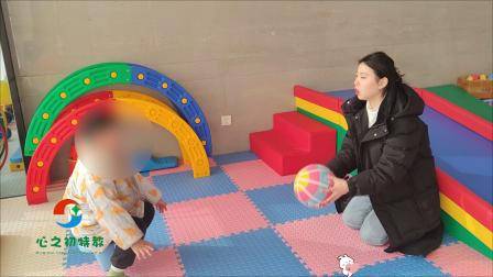 儿童感统训练游戏:坐独凳拍球-促进前庭发展-四肢协调及本体感-培养注意力提升专注力-武汉心之初特殊教育学校