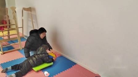 特殊儿童感统训练游戏:趴地推球-针对前庭觉、本体觉、触觉、视觉的训练,提升孩子的眼球追踪及定视的能力,提升注意力,促进动作计划能力的发展-武汉心之初特教学校