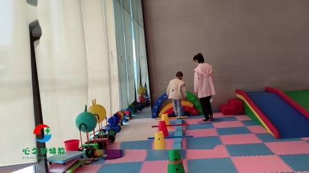 武汉儿童感统训练课题:走平衡木跨障碍-训练孩子的平衡能力和身体控制力,改善前庭失调,增强肢体协调力,提高注意力-宝蕊湾特殊儿童康复中心(心之初阳逻校区)