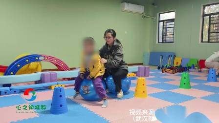 武汉特殊教育家庭感统训练游戏:羊角球跳跃绕障碍物-增强孩子腿部力量,空间判断能力,观察能力等-来源:武汉心之初特殊教育学校(新洲邾城街校区)感统部-郑文丽老师