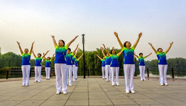 佳木斯三联文化广场有氧健身操_佳木斯健身操_佳木斯晨曦中活力舞动有氧操