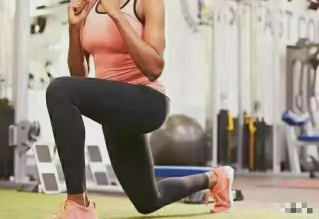 韩漫漫画网站免费观看下拉式 她用30天楼梯弓箭步，瘦腿+增能，结果惊艳同事！