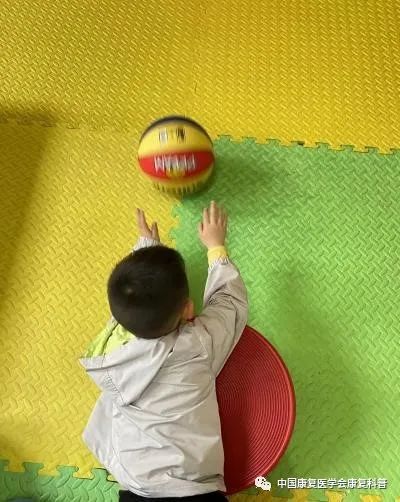 感觉统合训练小游戏_感统训练单腿椅_家庭感觉统合游戏