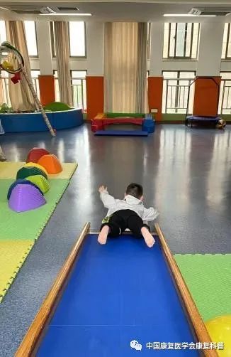 感觉统合训练小游戏_家庭感觉统合游戏_感统训练单腿椅