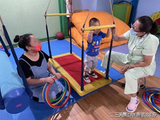 漫画 从2岁不会站立到4岁学会奔跑 脑瘫男孩用3年康复创造“奇迹”