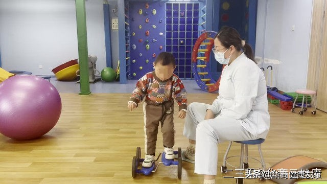 感统训练单腿椅_椅子练腿_感统训练坐独角椅