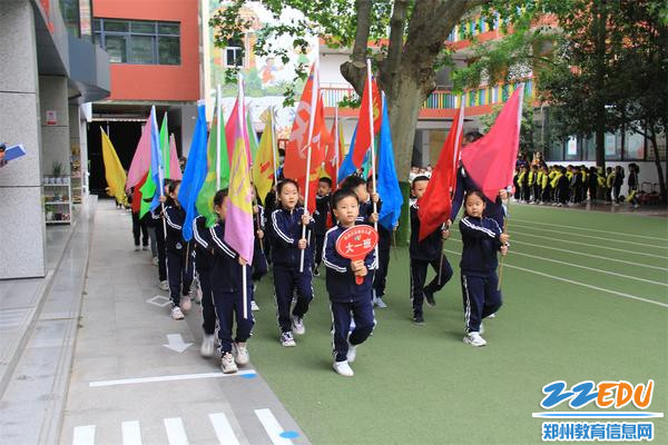 2彩旗飘飘，精神抖擞