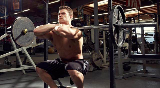 颈前深蹲训练教程_深蹲锻炼股四头肌_股四头肌训练椅