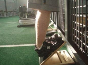 深蹲锻炼股四头肌_股四头肌训练椅_颈前深蹲训练教程